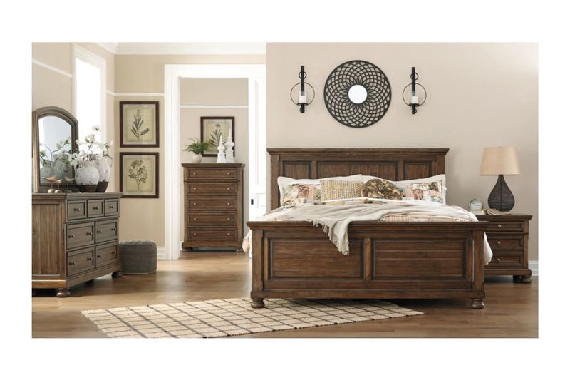 Flynnter Panel Bed & Dresser &, Styled